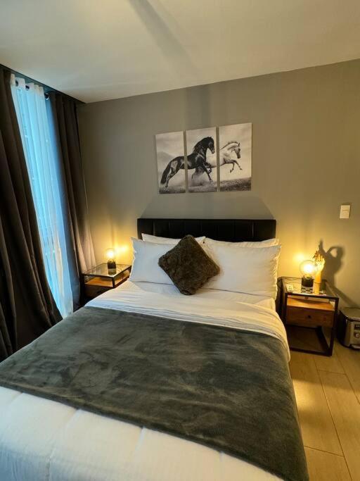 One Uptown Stylish Retro Apartamento *