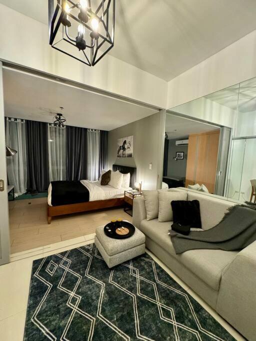 One Uptown Stylish Retro Apartamento Manila