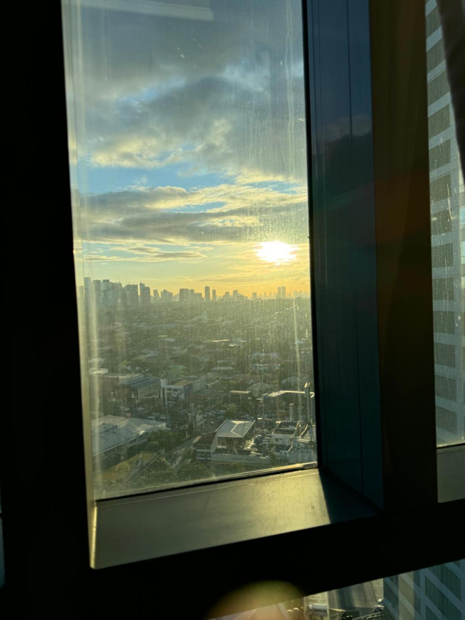 Apartment Eastwood Global Plaza Luxury 1bed With 2 Toilets And Laundry Manila