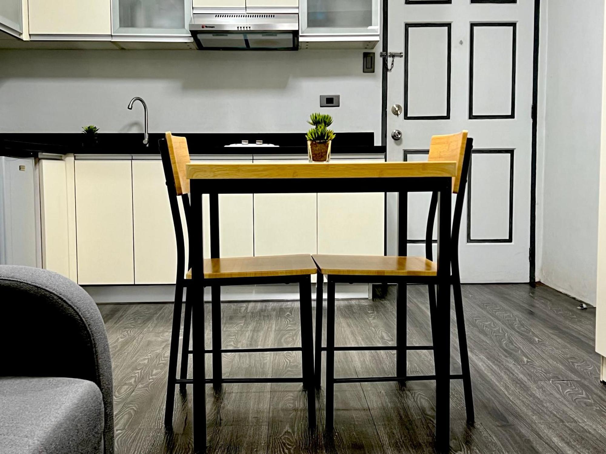 Spacious, Neat & Tidy 1-br With Swimming Pool, Near Malls, Naia Manila