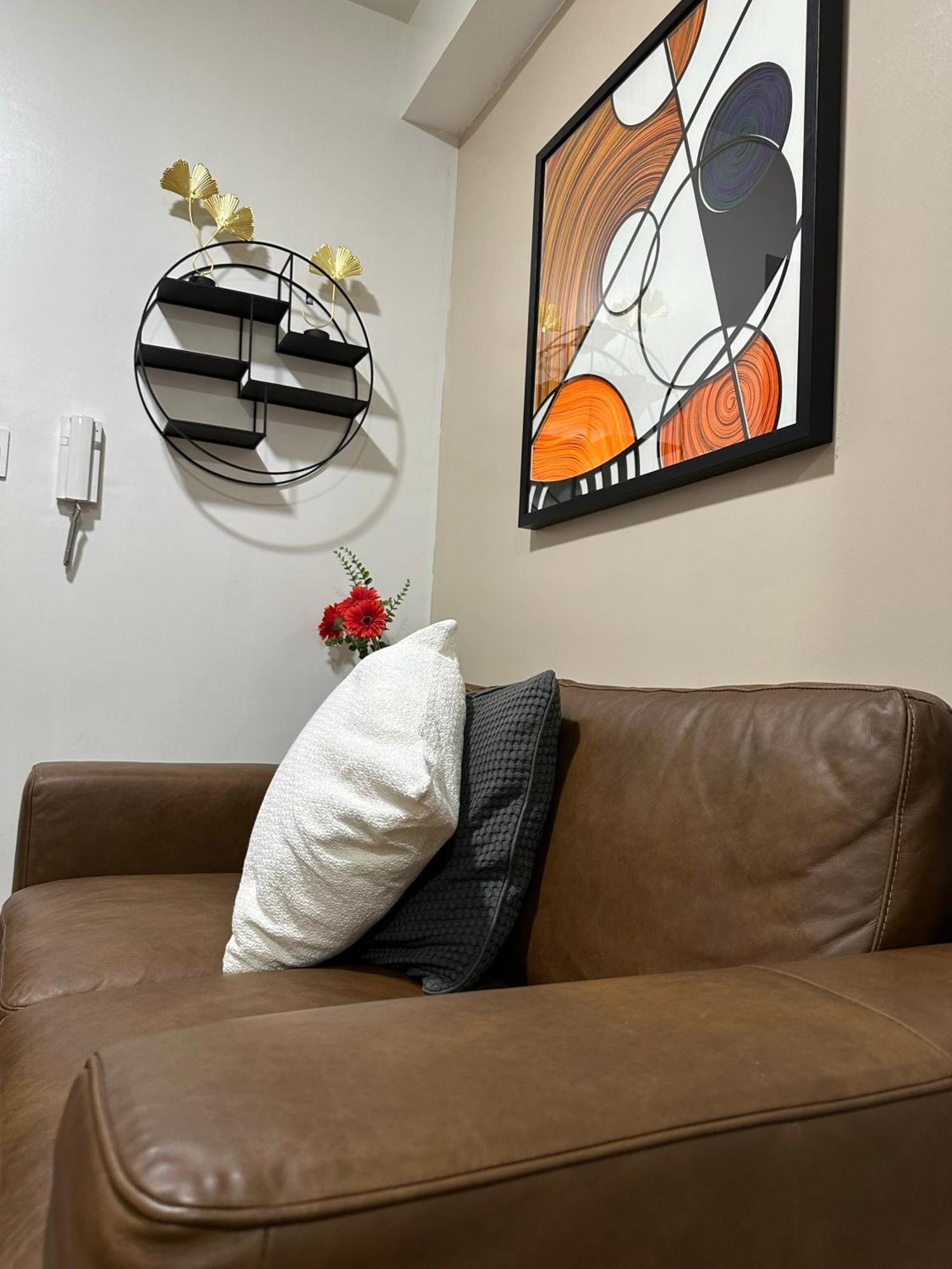 King-size Bed Makati Apartment *