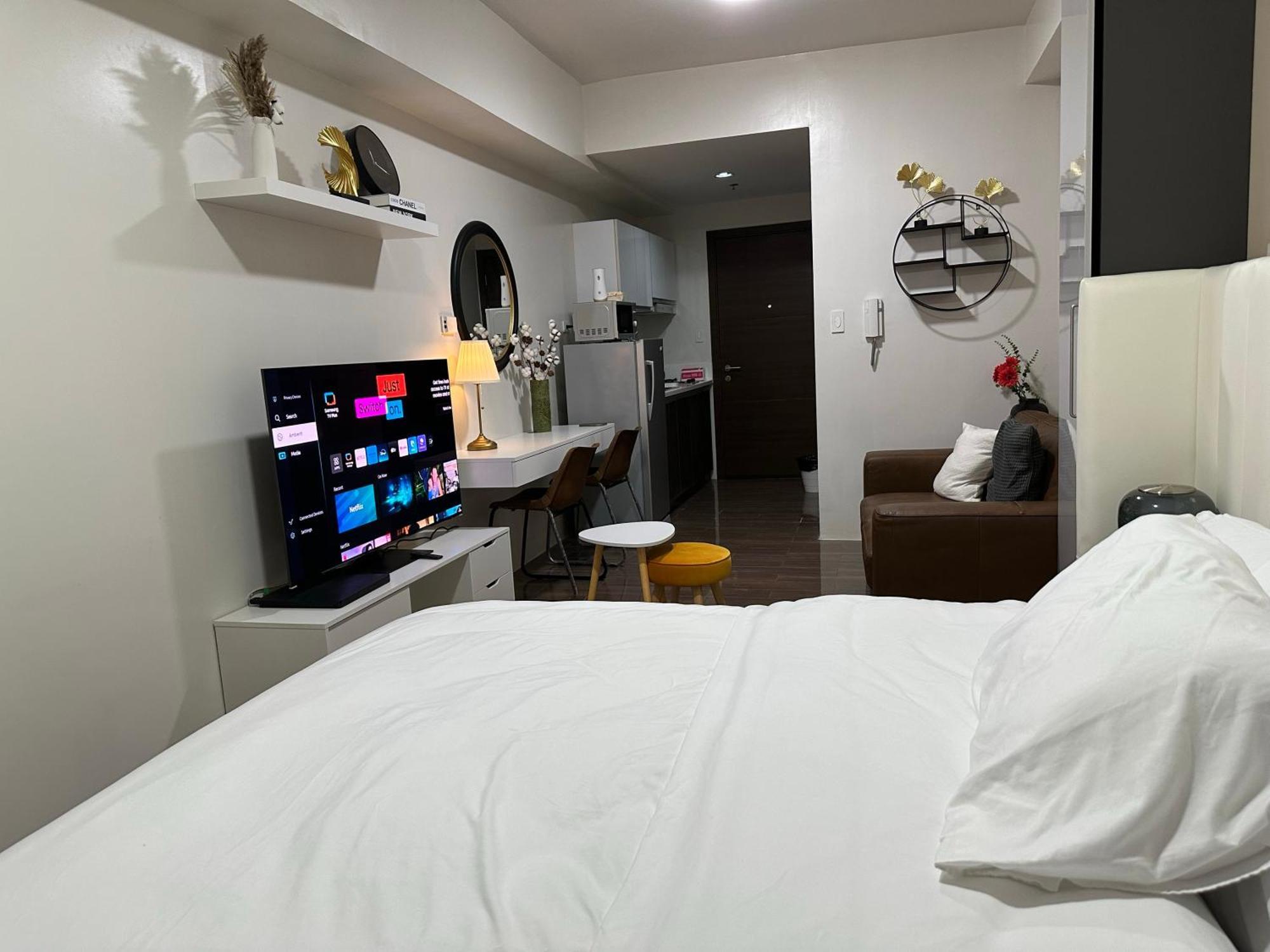 Apartment King-size Bed Makati Manila
