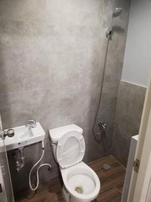 Apartment Real Residences 8a Manila
