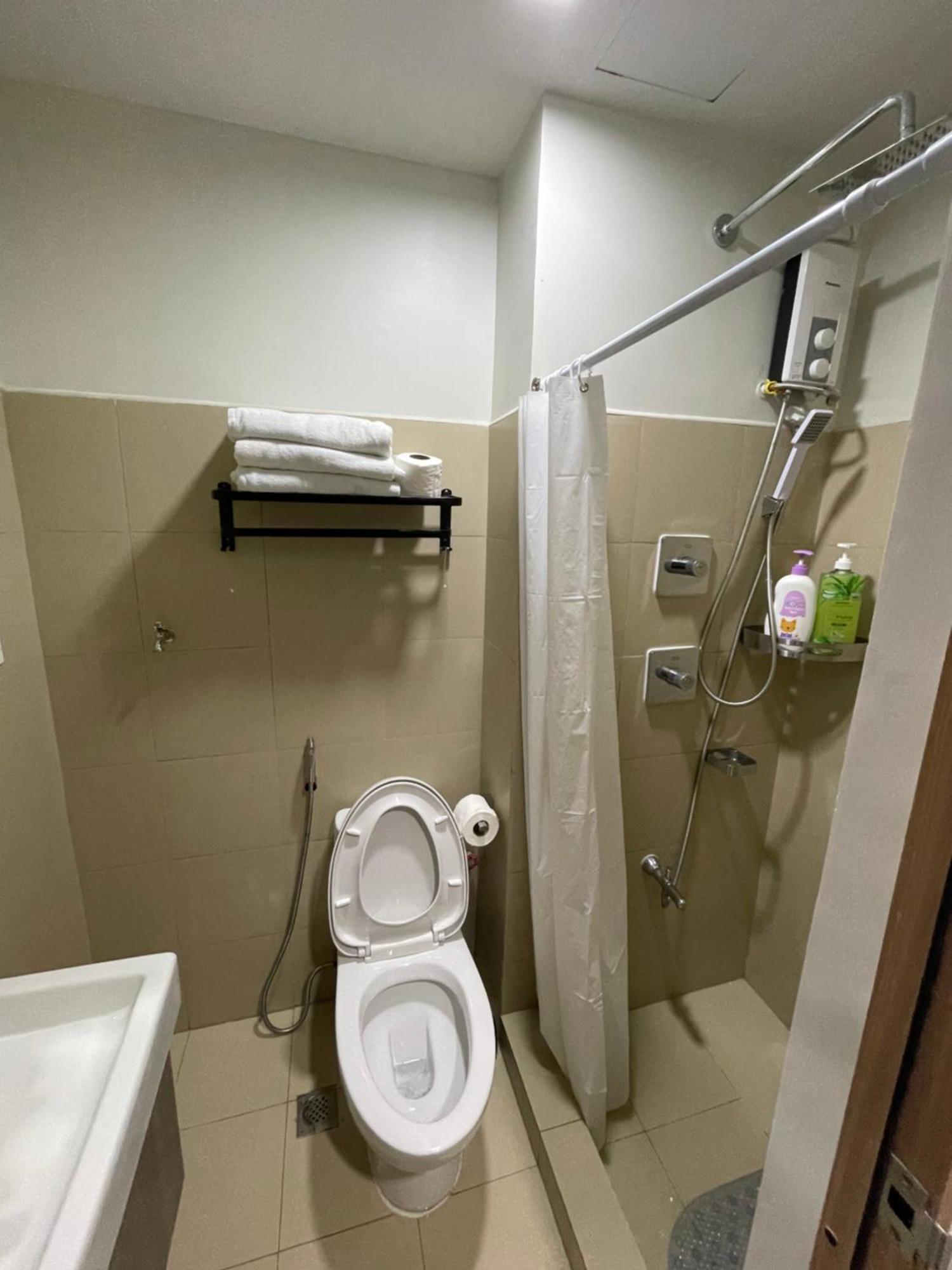 Staycation Near Moa Apartment