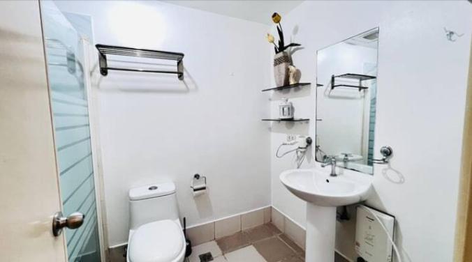 Apartment 5-mins Sm Aura Cozy 2br Free Parking