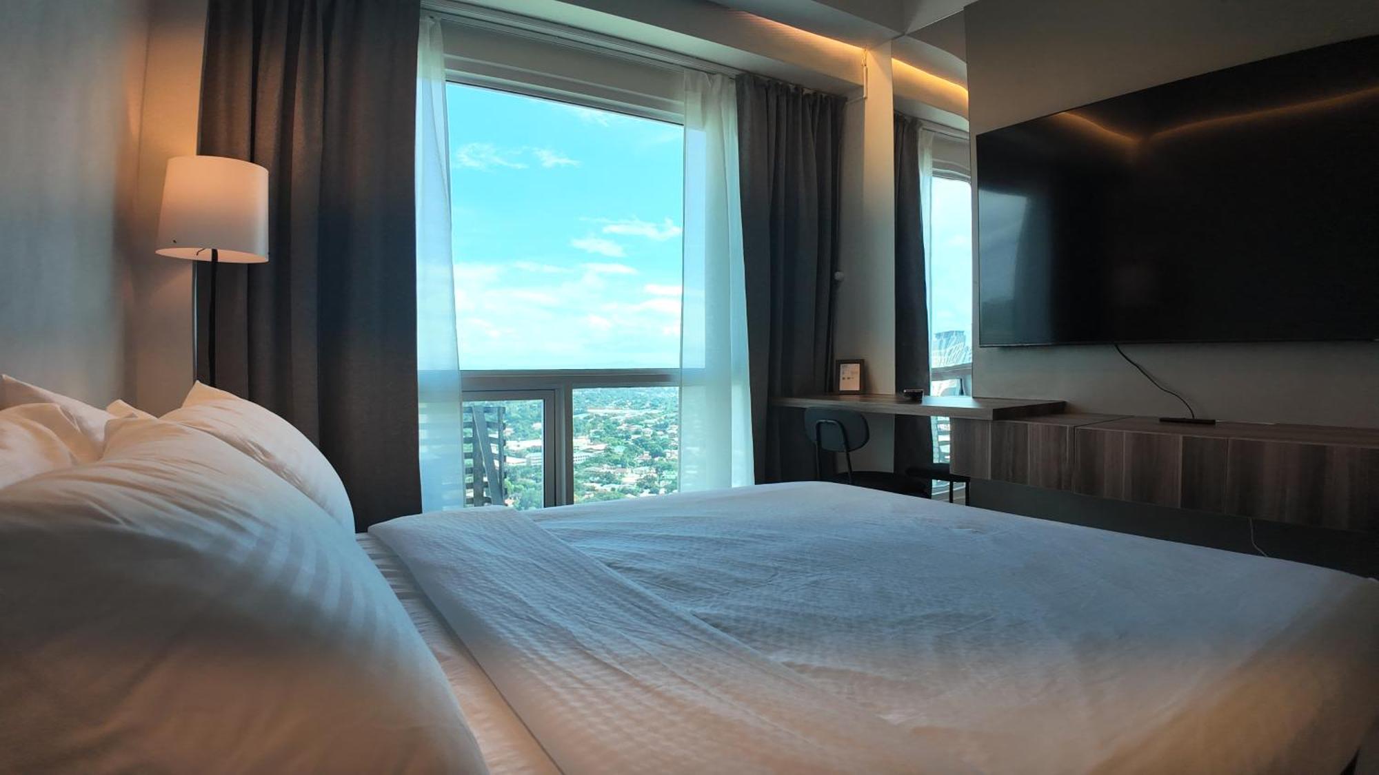 Sky Makati Modern Penthouse Near Greenbelt