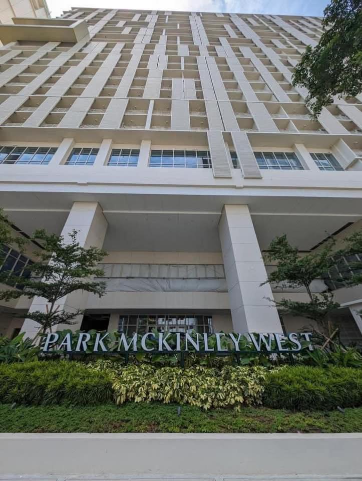 At Park Mckinley West * Manila
