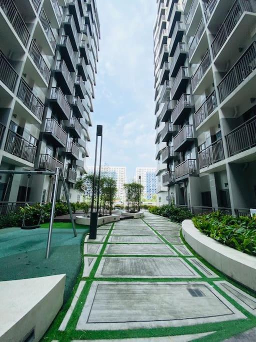 1 Bedroom With Balcony Near Mall Of Apartment