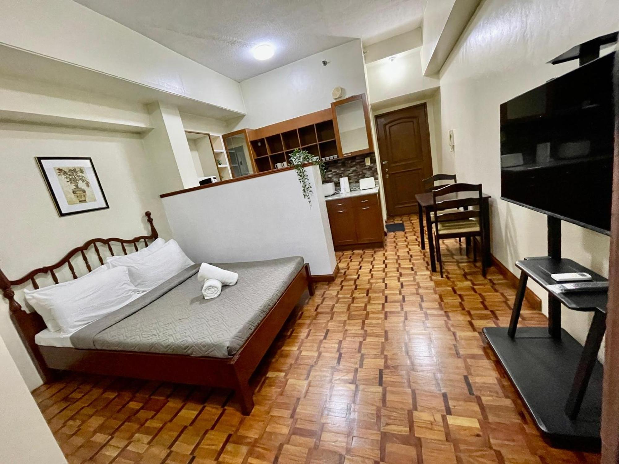 Executive By Greenbelt + Netflix & Wifi Apartment