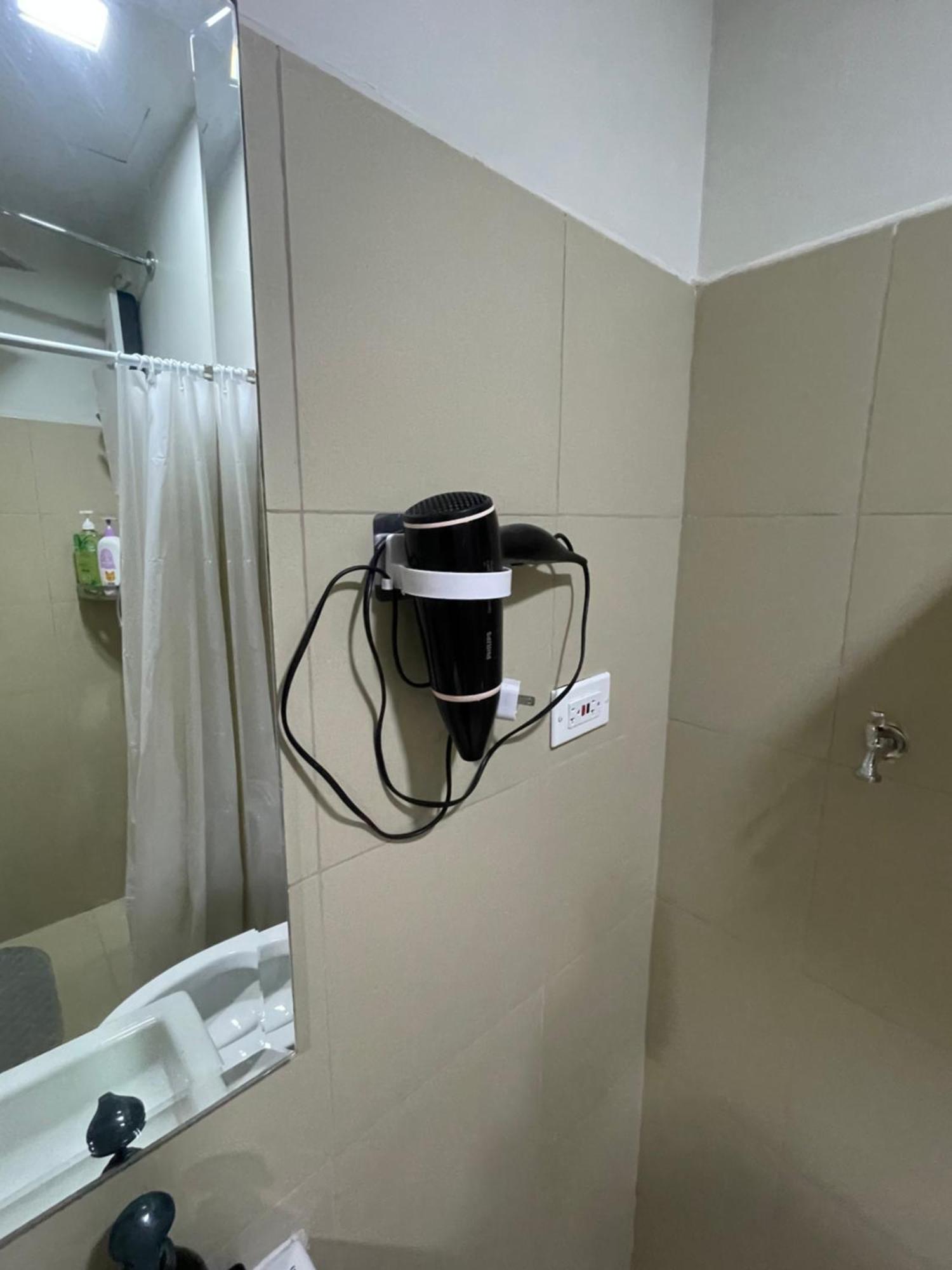 Staycation Near Moa Apartment *