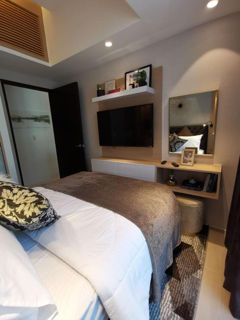 1br Staycation At The Florence Mckinley Hill Bgc Taguig *