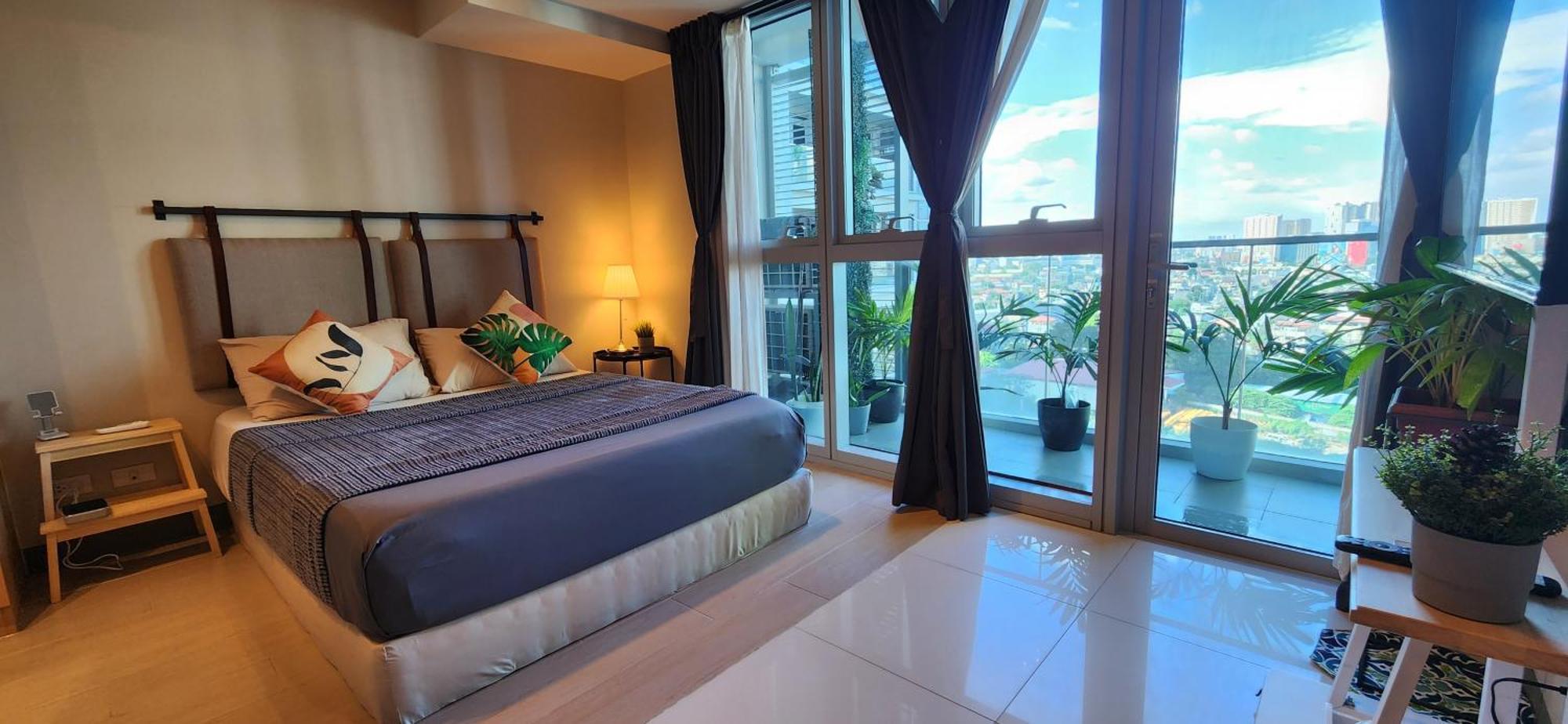 Apartment Spacious Unit At Uptown Parksuites Across Uptown Mall And Mitsukoshi Mall Free Parking With Washer *