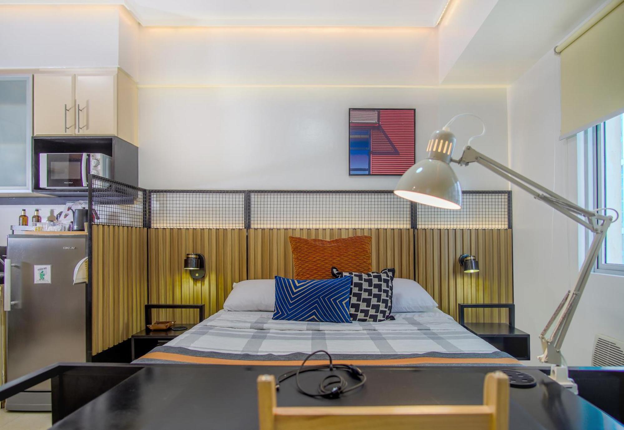 Relaxing Bgc Business Ready With 84inch Cinema Apartment *