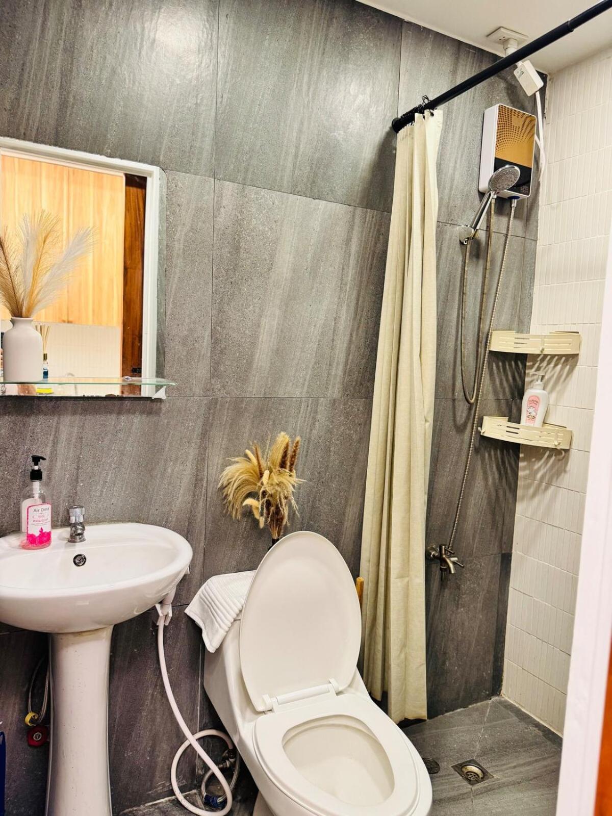 Zen Haven Oasis Free Pool Pet Friendly W Alexa And Netflix Apartment Manila