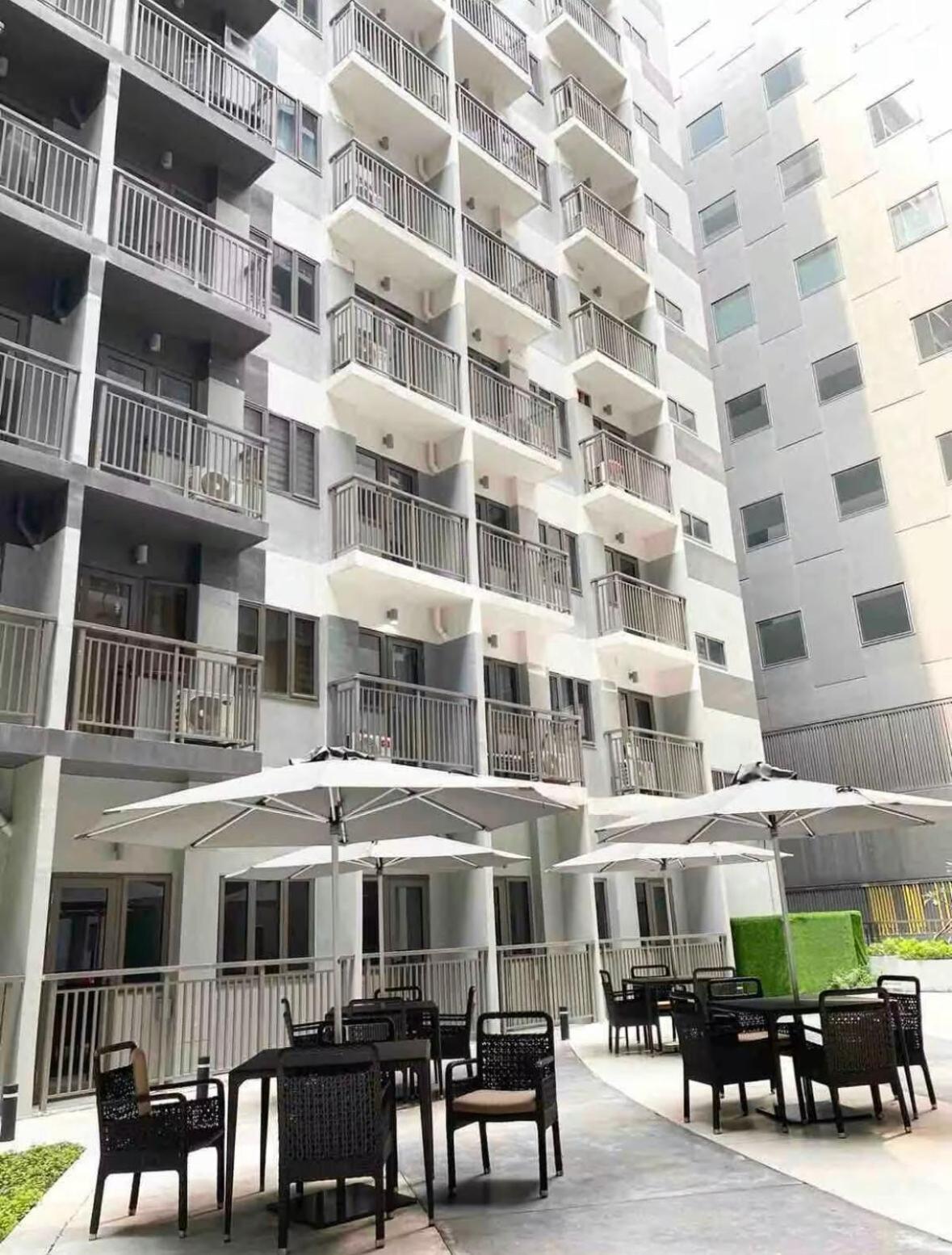 In Moa Near Picc With Pool View Balcony Apartment Manila