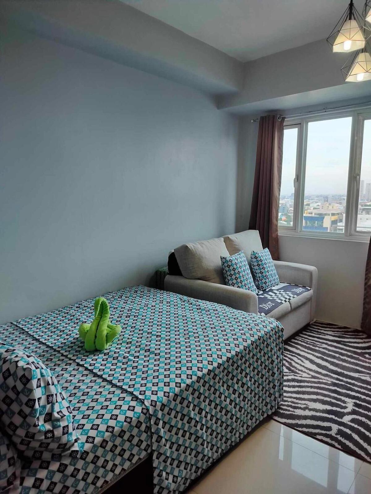 15th Floor Type Unit With View At Mplace *