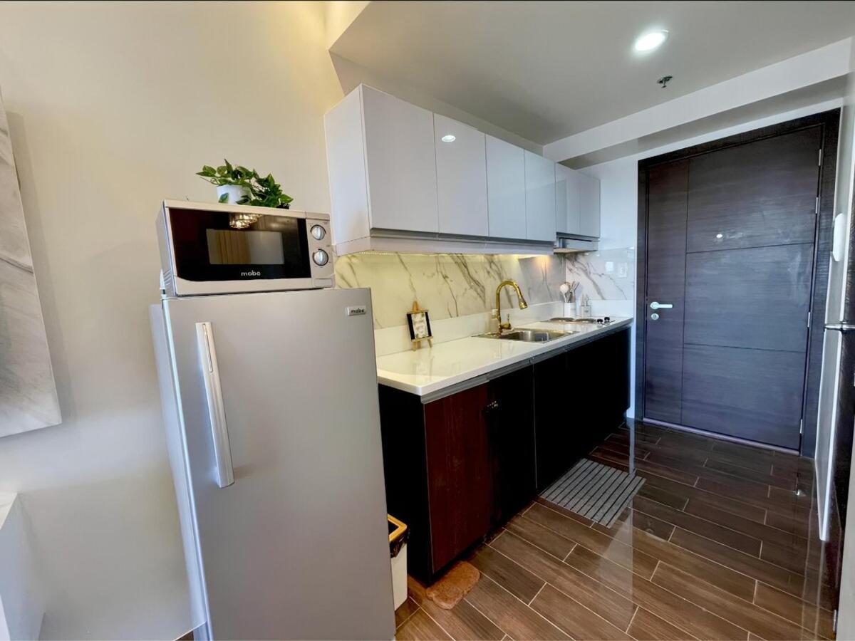 In Luxury At Air Residences Makati Apartment