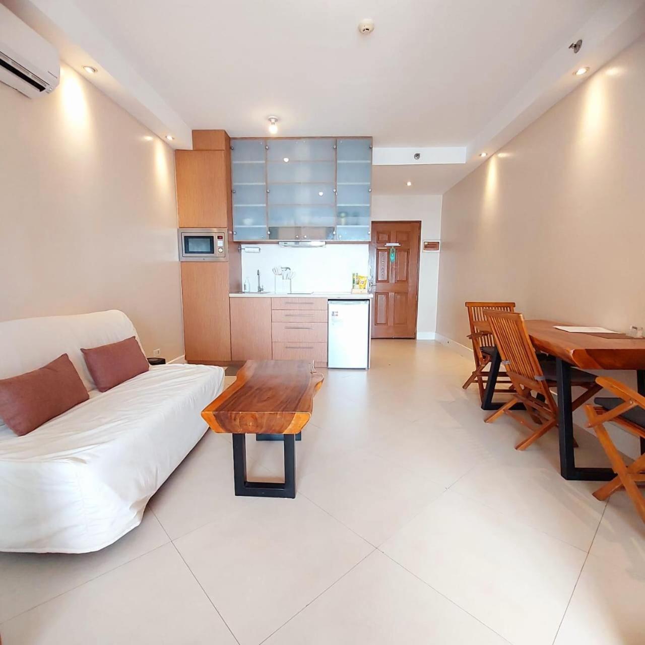 Bayview Luxury Condos: Poolside Balcony Retreats Apartment Manila