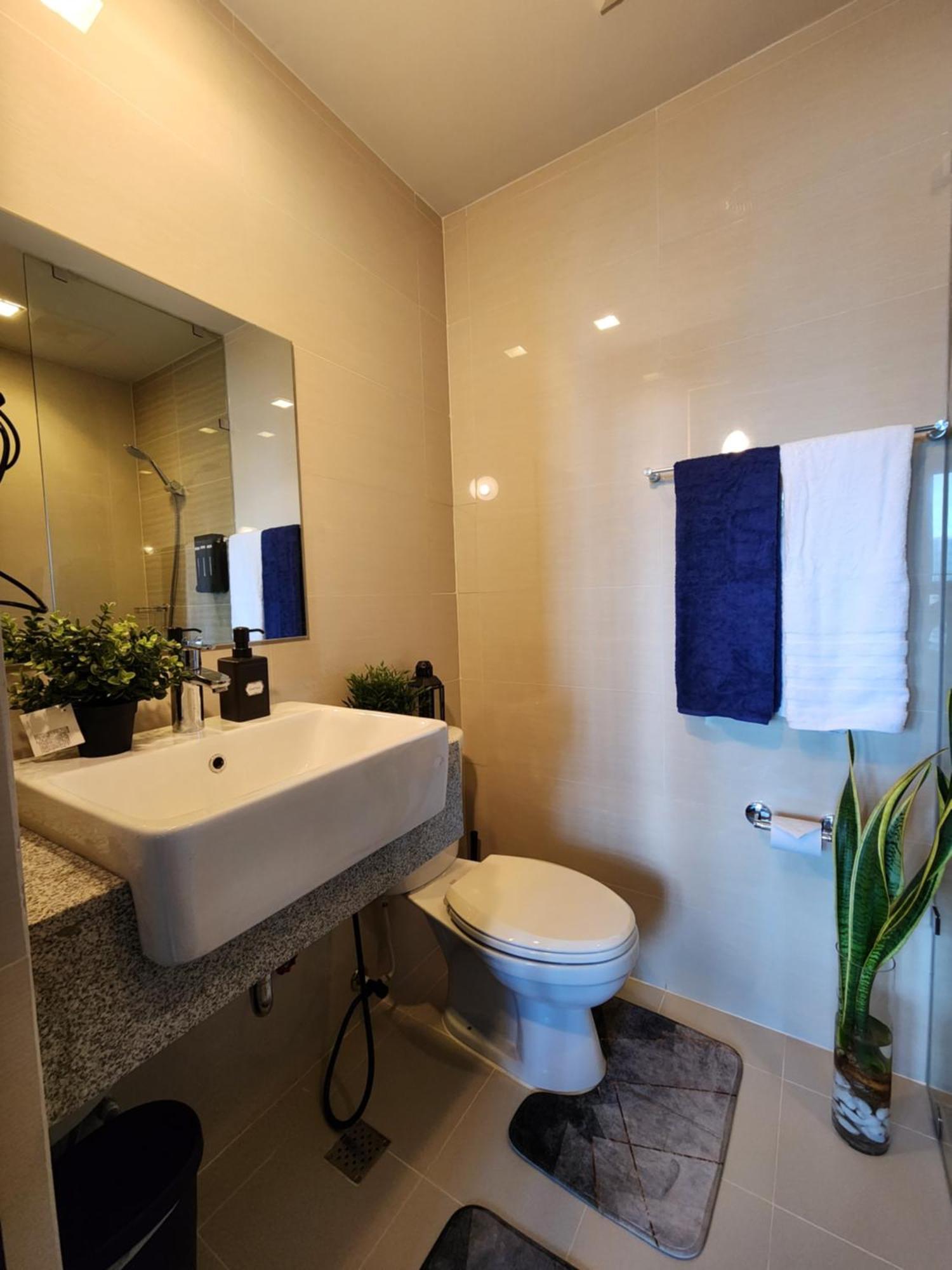 Pristine & Cozy At Uptown Mall Bgc Across Mitsukoshi With Free Parking *