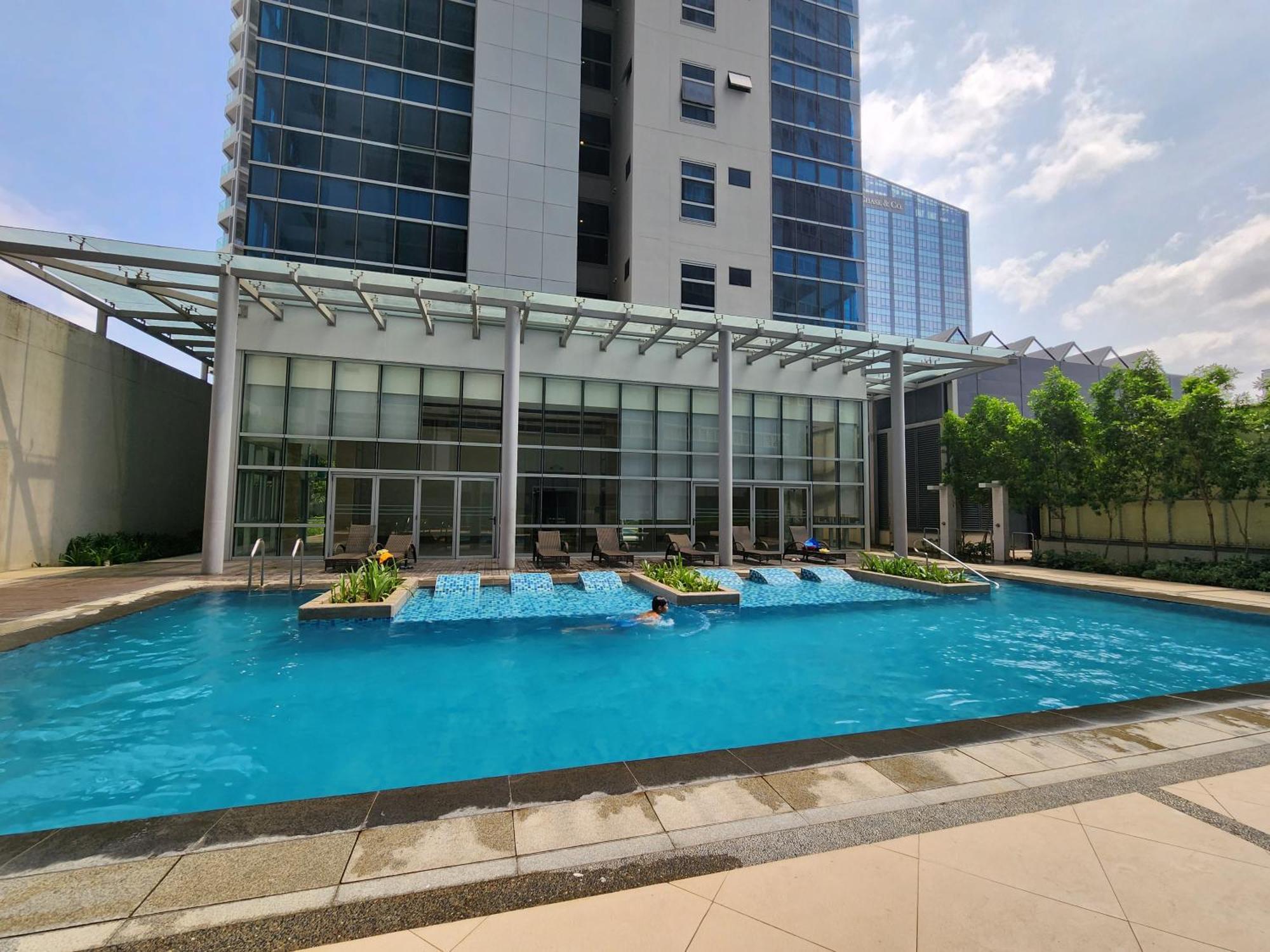 Pristine & Cozy At Uptown Mall Bgc Across Mitsukoshi With Free Parking * Manila