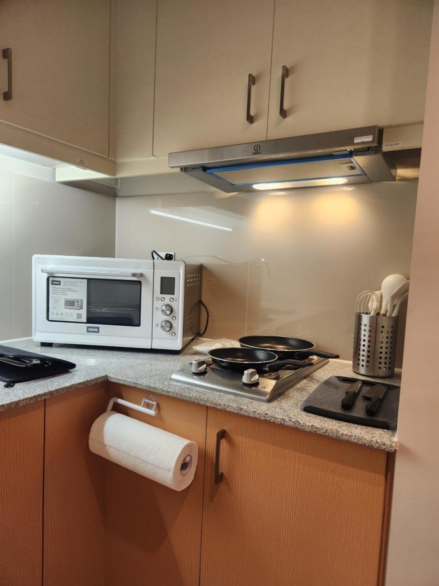Pristine & Cozy At Uptown Mall Bgc Across Mitsukoshi With Free Parking