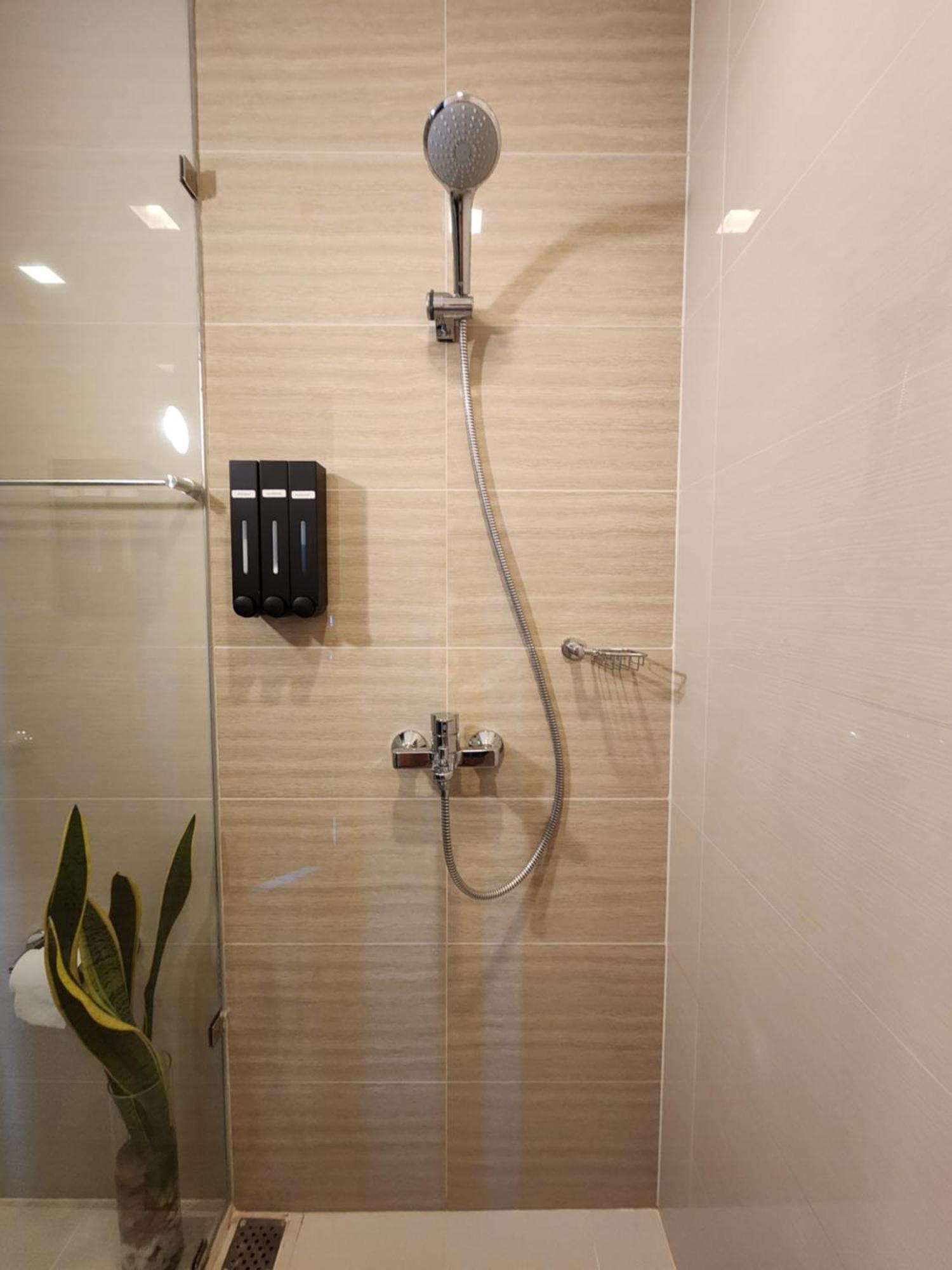 Pristine & Cozy At Uptown Mall Bgc Across Mitsukoshi With Free Parking Apartment *
