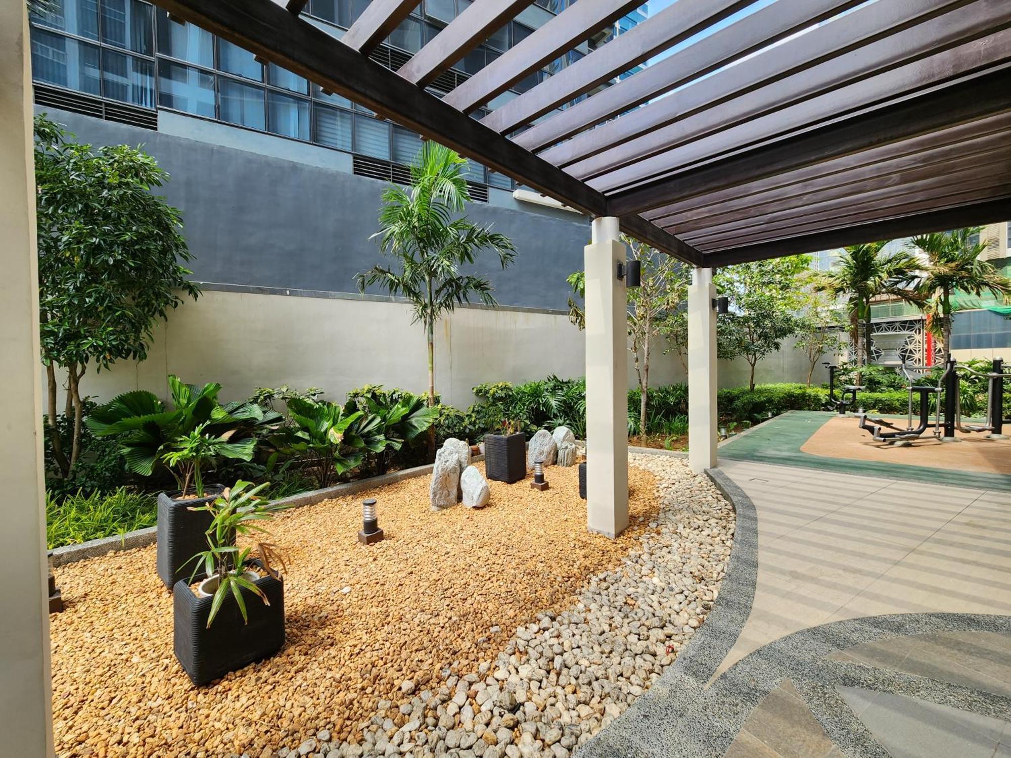 Pristine & Cozy At Uptown Mall Bgc Across Mitsukoshi With Free Parking Manila