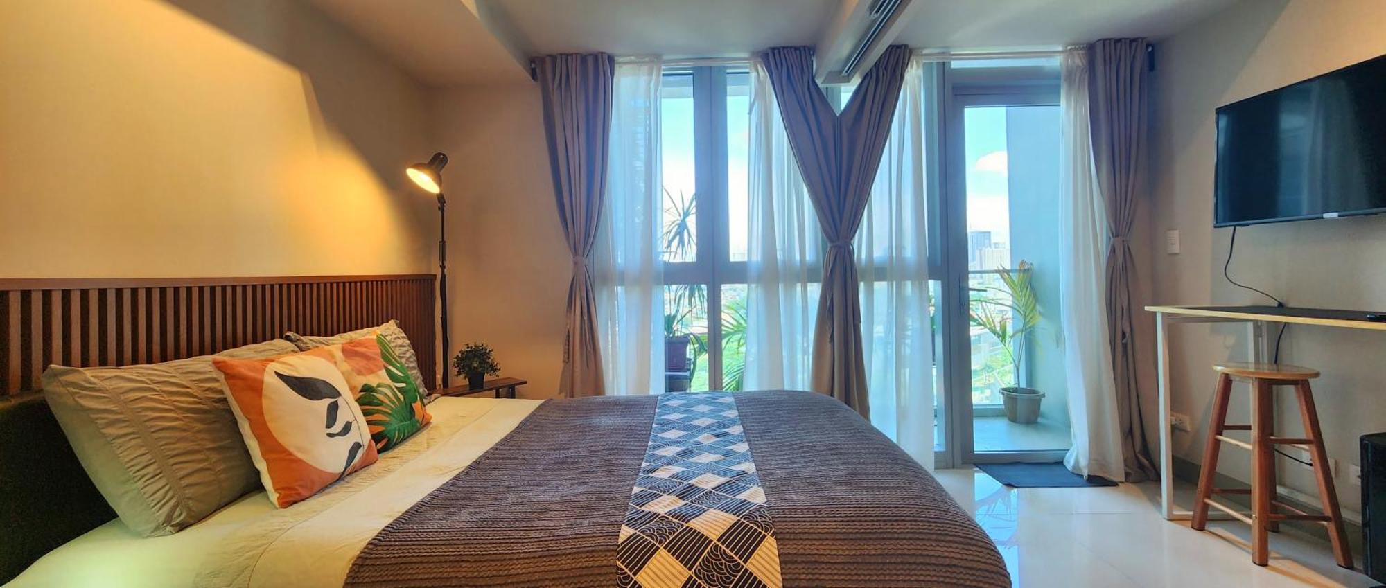 Apartment Pristine & Cozy At Uptown Mall Bgc Across Mitsukoshi With Free Parking