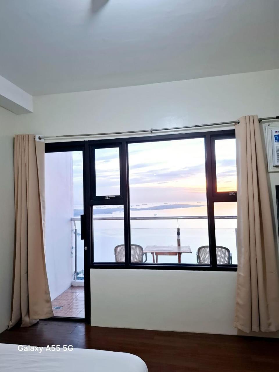 Breathtaking Bayviews - 1 Bedroom 1 Bathroom With Balcony Bayview Pool Netflix - Housekeeping Available - Apartment Manila