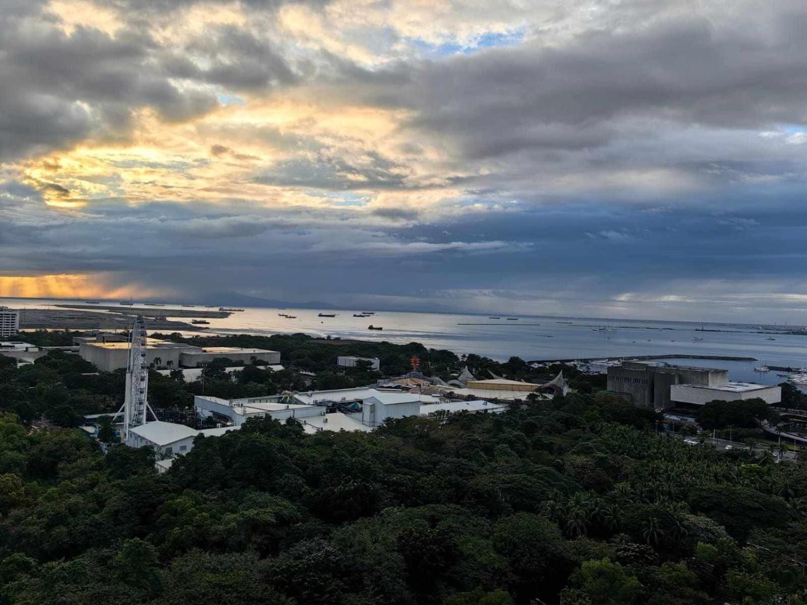Apartment Unit At Smdc Breeze Residences With A View Manila