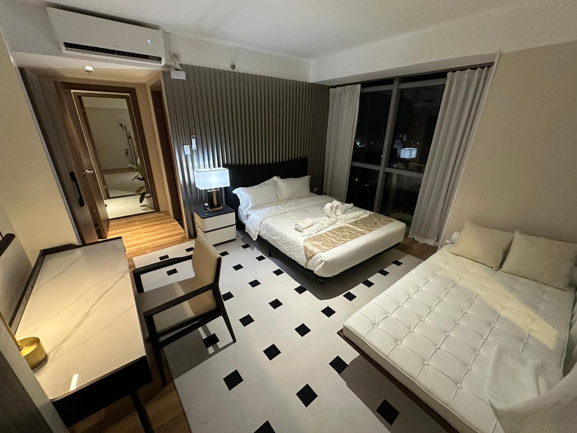 Luxurious Modern Penthouse 2br Cross Of Dreams Okada Solaire Moa Airports Apartment Manila