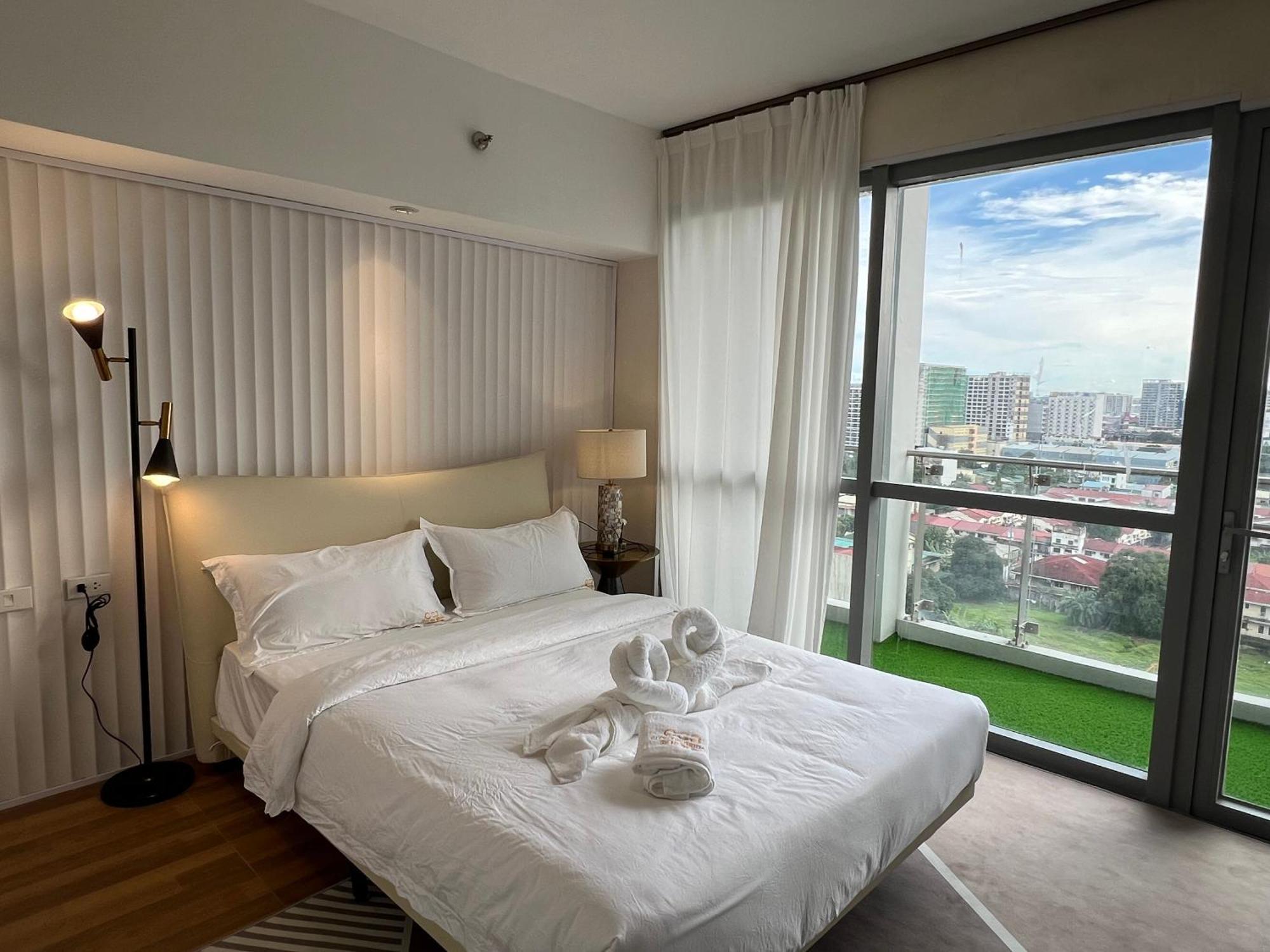 Luxurious Modern Penthouse 2br Cross Of Dreams Okada Solaire Moa Airports Manila