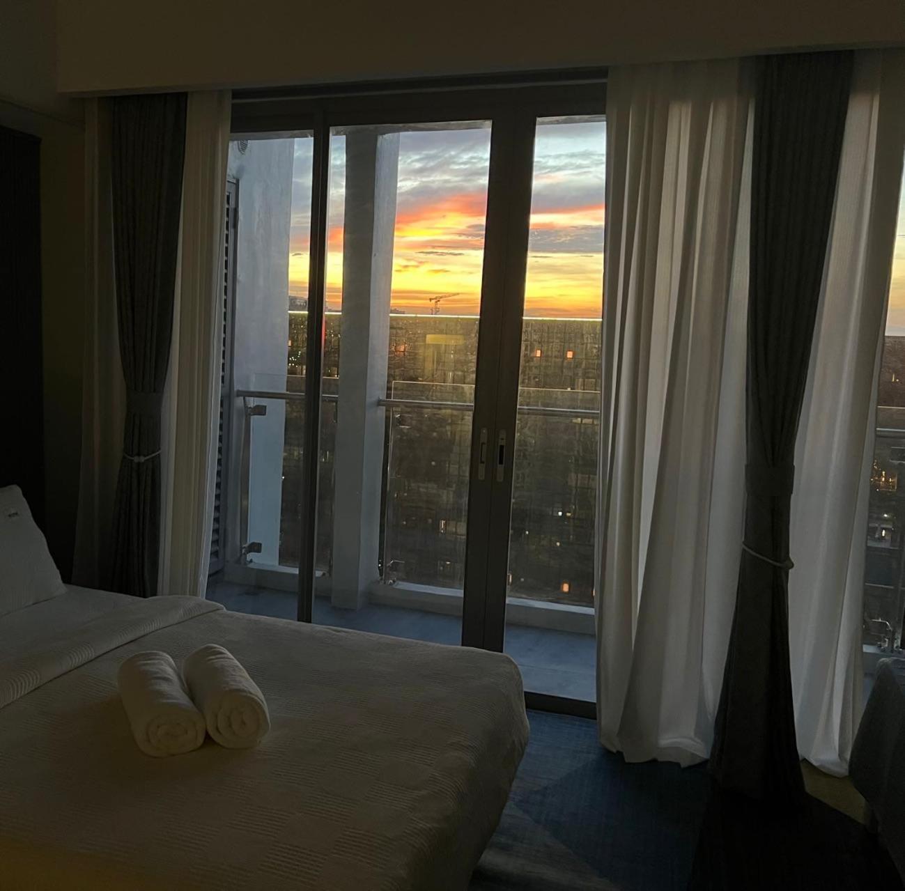 Luxurious Modern Penthouse 2br Cross Of Dreams Okada Solaire Moa Airports Apartment Manila