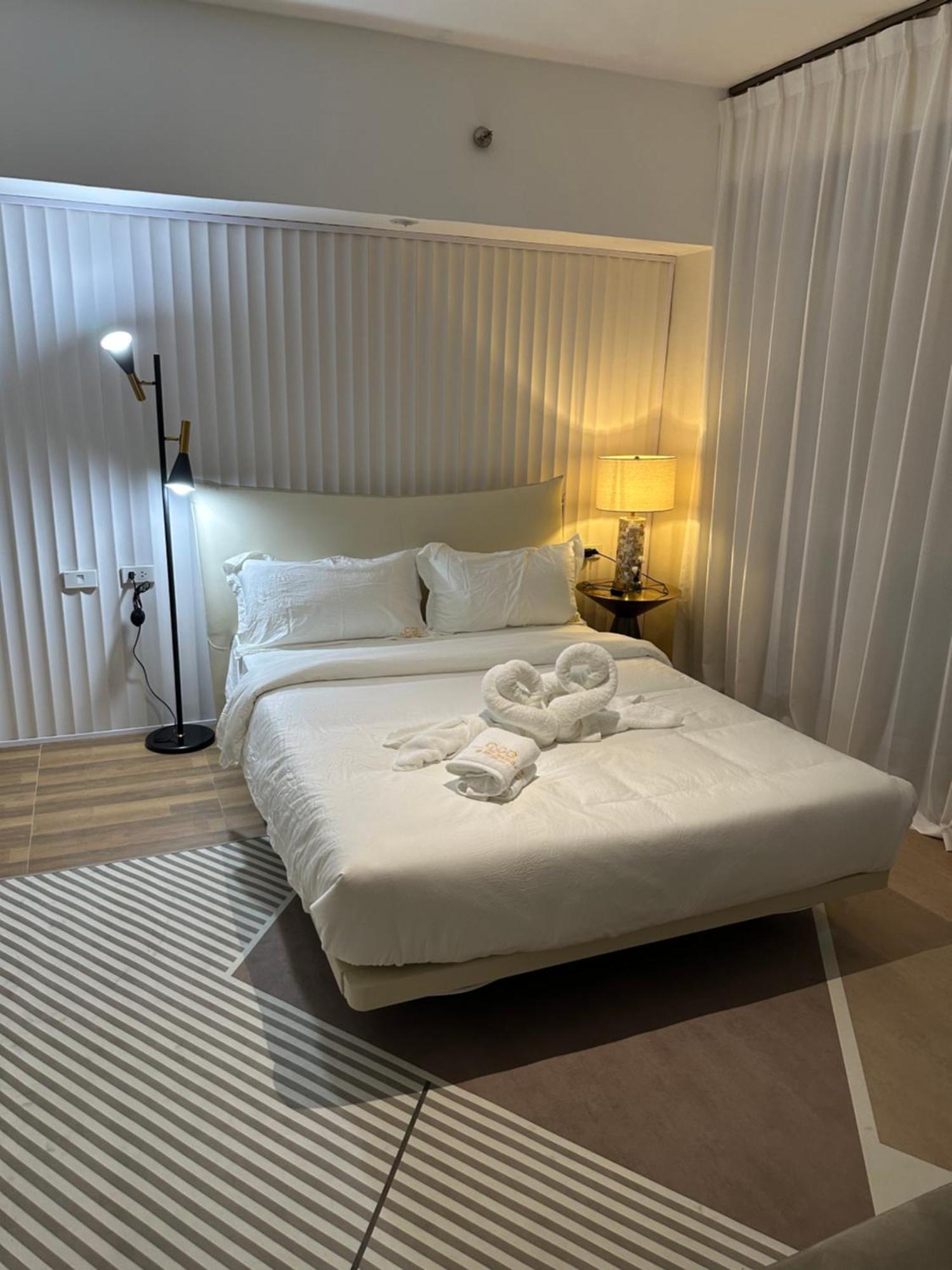 Luxurious Modern Penthouse 2br Cross Of Dreams Okada Solaire Moa Airports Apartment Manila