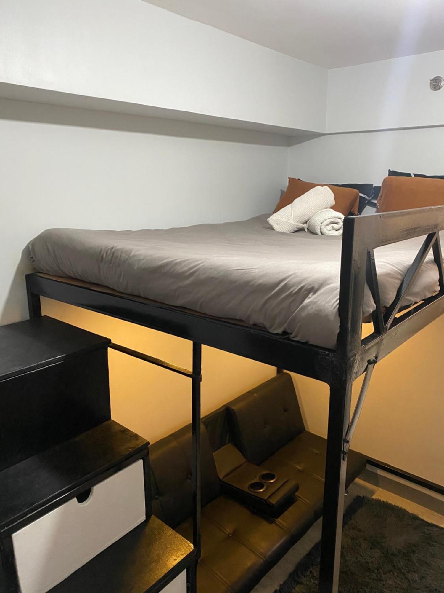 Spacious At Fairview Quezon With Very Fast Wifi Infront Of Sm Apartment *
