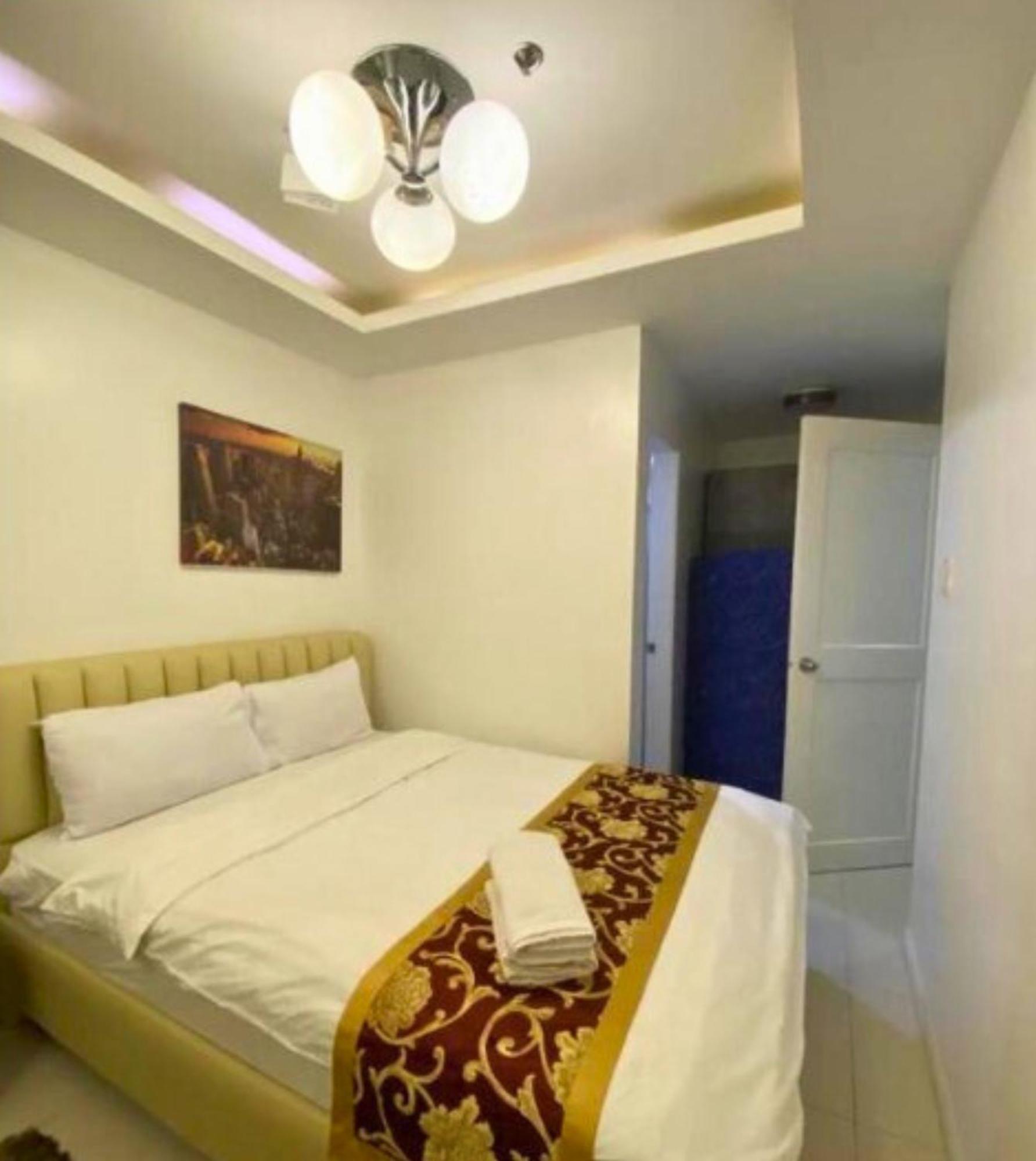 Robinsons Place Manila: Affordable Balcony Staycation With Bay Views Hotel