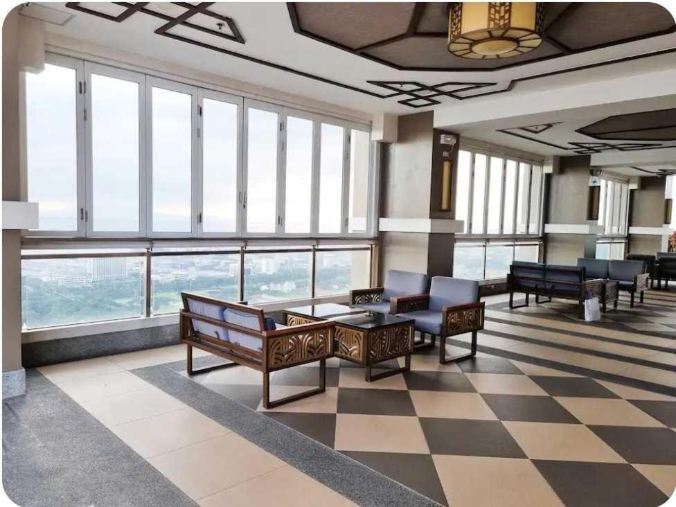 Elegant & Spacious Two-Bedroom Condo At Torre De Manila Condo With Breathtaking Views, Perfect For Relaxation & Comfort Apartment