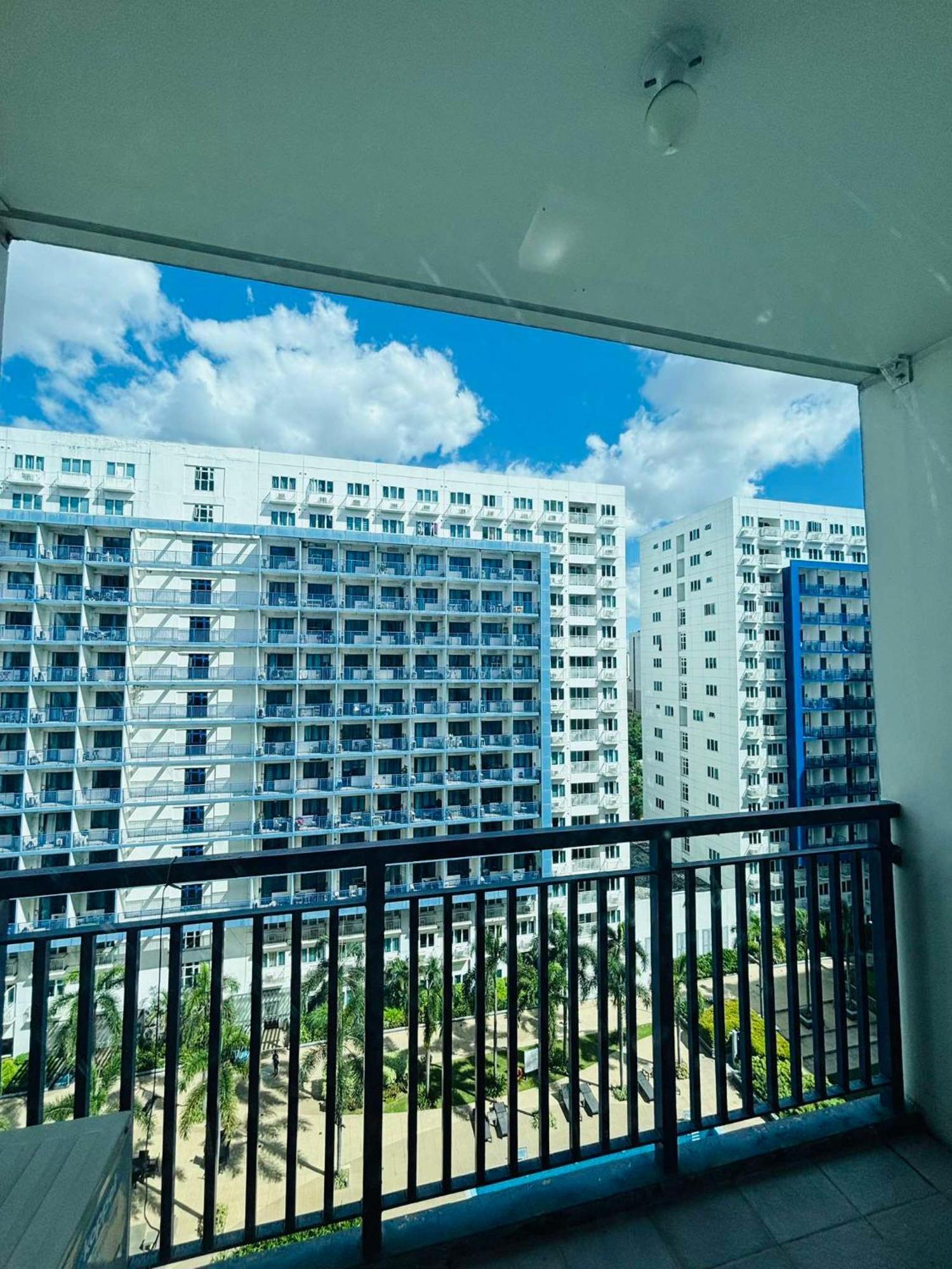 Flores Place At Sea Residences Moa * Manila