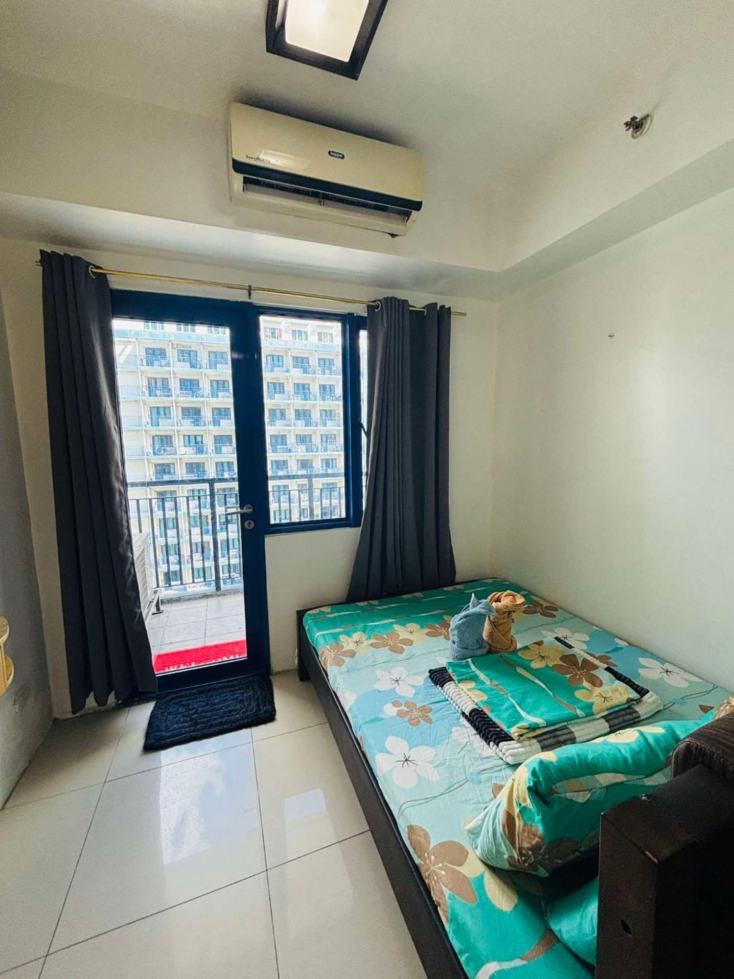 Flores Place At Sea Residences Moa Homestay Manila