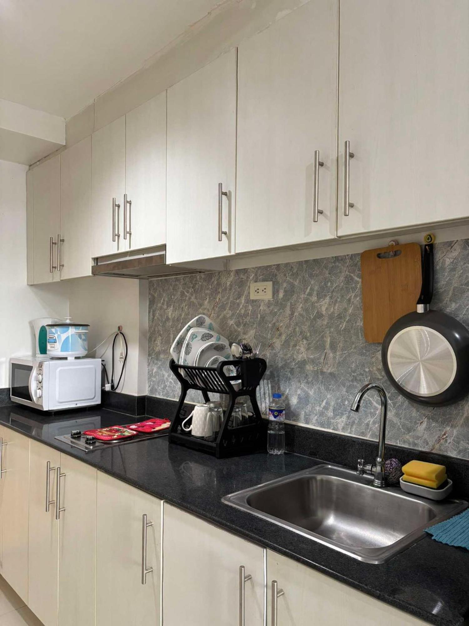 Flores Place At Sea Residences Moa Homestay Manila