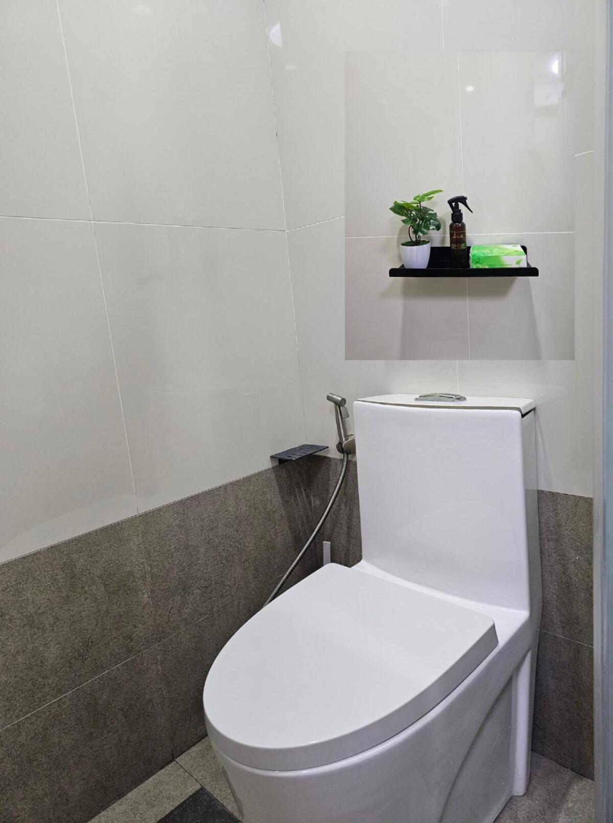 In Mandaluyong With Free Wifi And Netflix Apartment *
