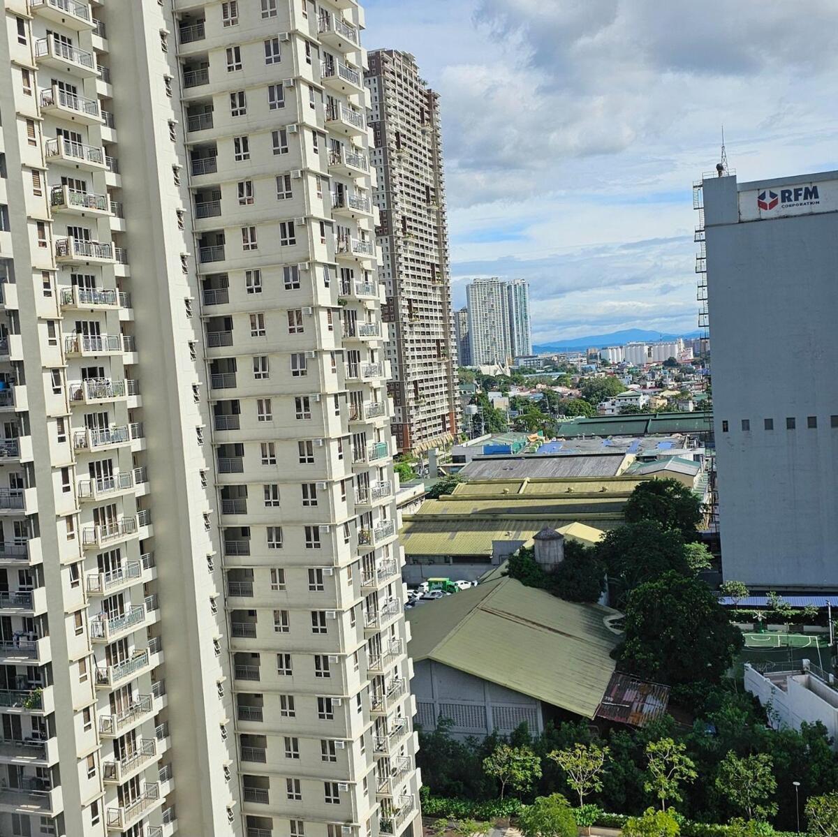 In Mandaluyong With Free Wifi And Netflix *