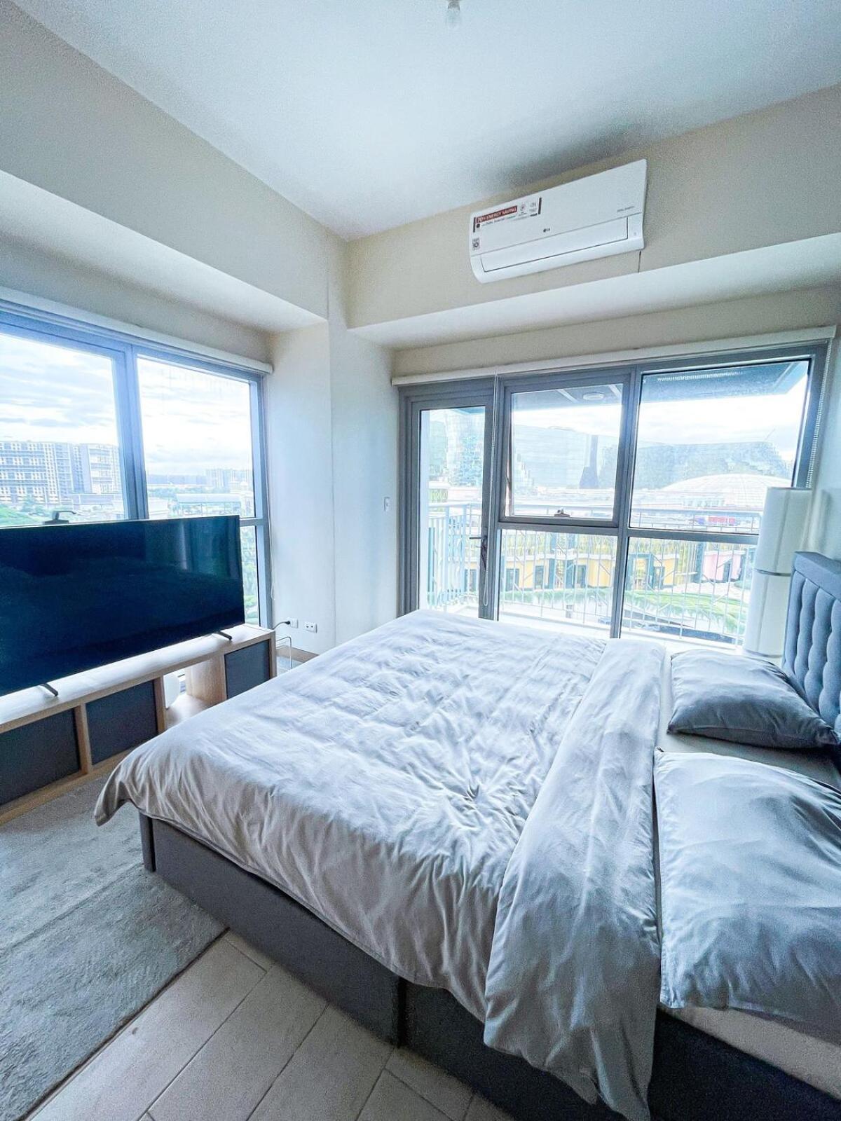 Luxury 2br Corner Near Solaire & Okada Ii Sunset