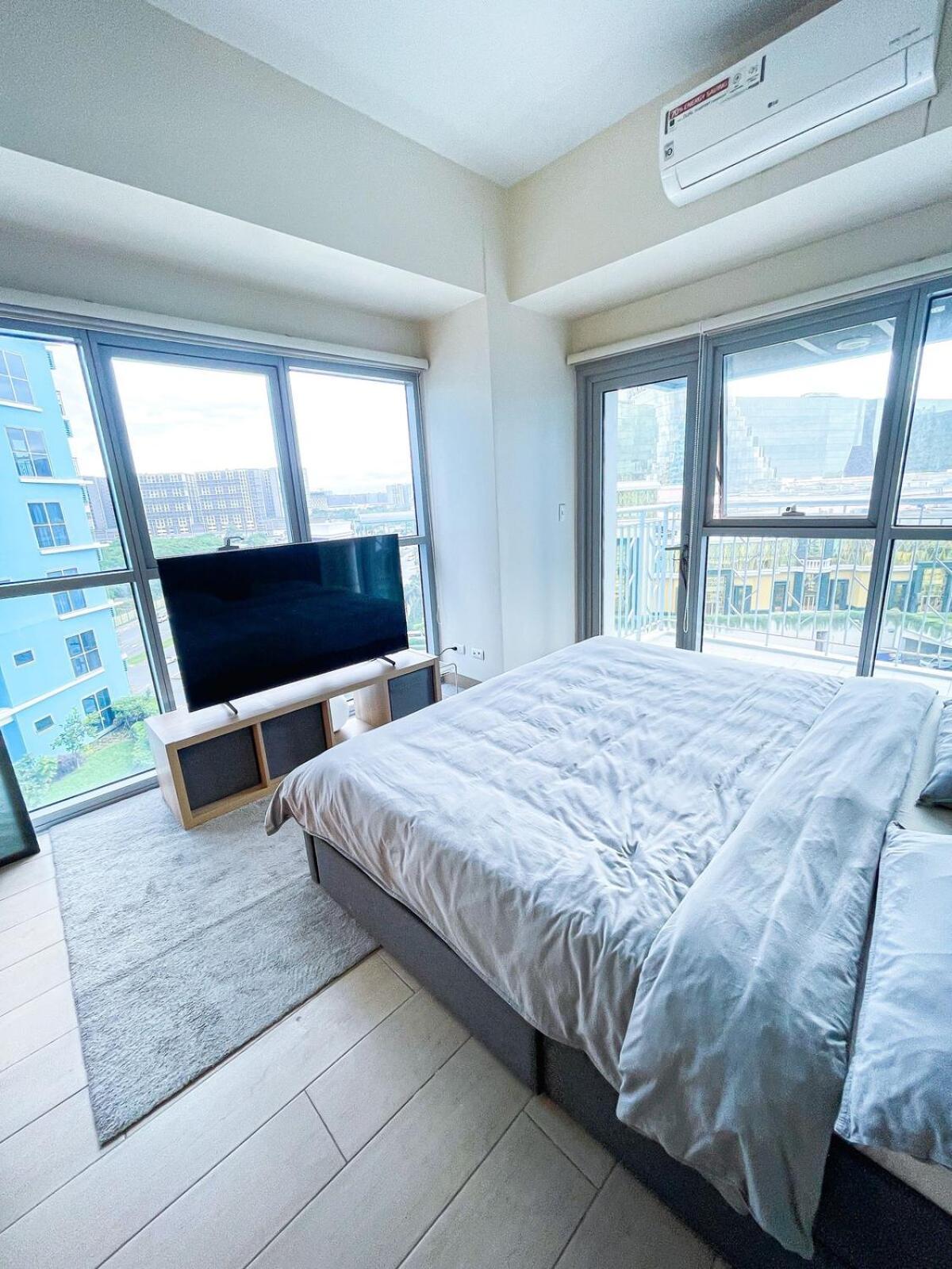 Luxury 2br Corner Near Solaire & Okada Ii Sunset