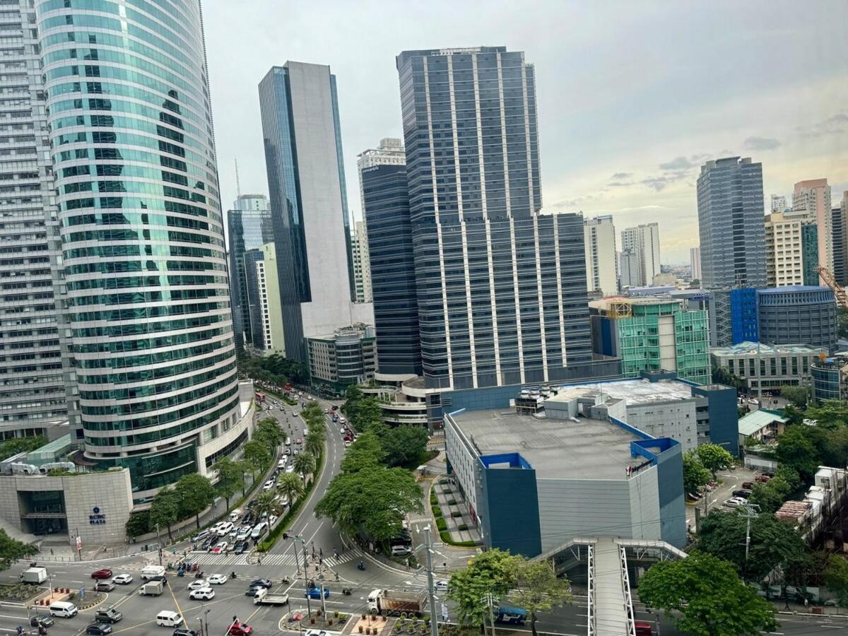 Executive Air Style Comfort Makati 300 Mbps Apartment