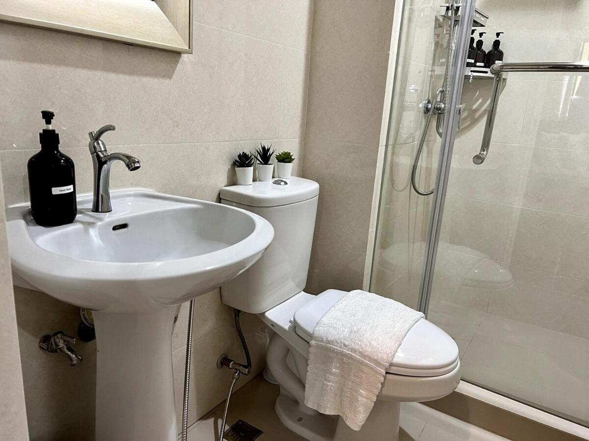 Apartment Newly Renovated Penthouse With Balcony Park View Manila