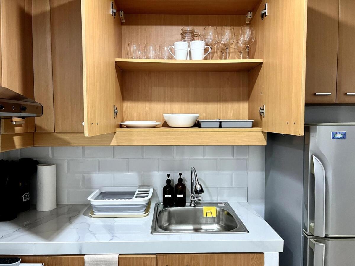 Newly Renovated Penthouse With Balcony Park View Apartment