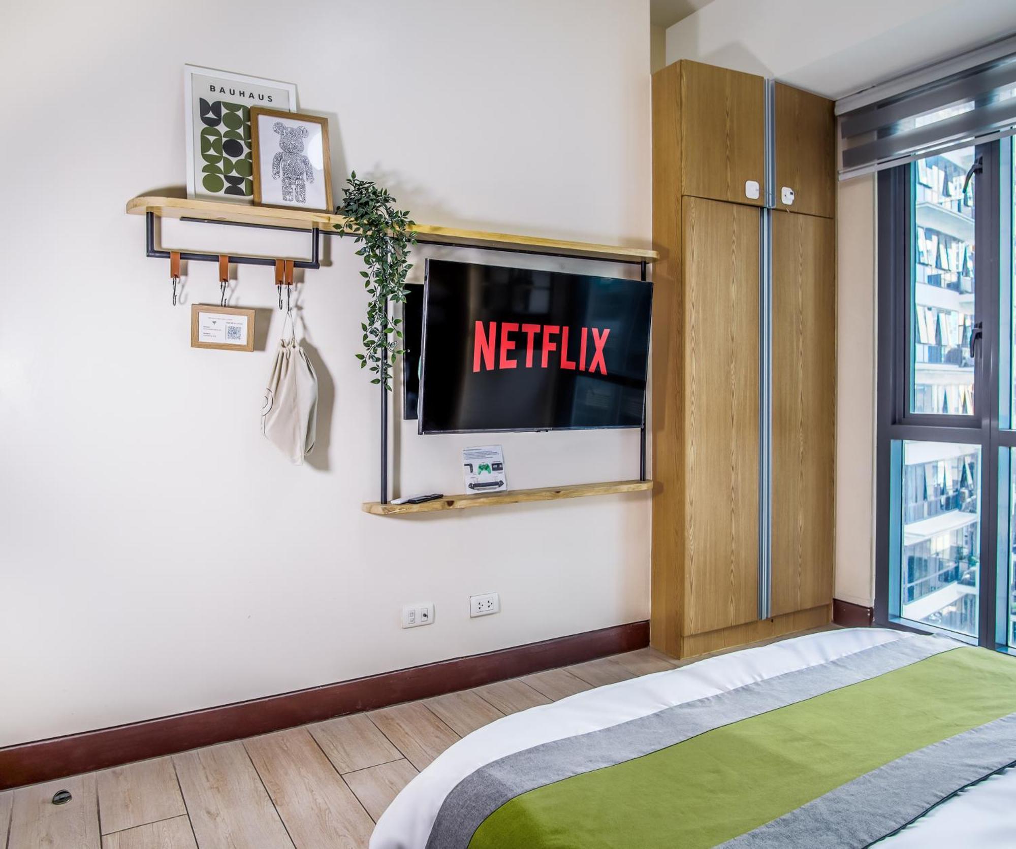 Apartment Spacious Family Sleeper Bgc & 84inch Cinema Manila