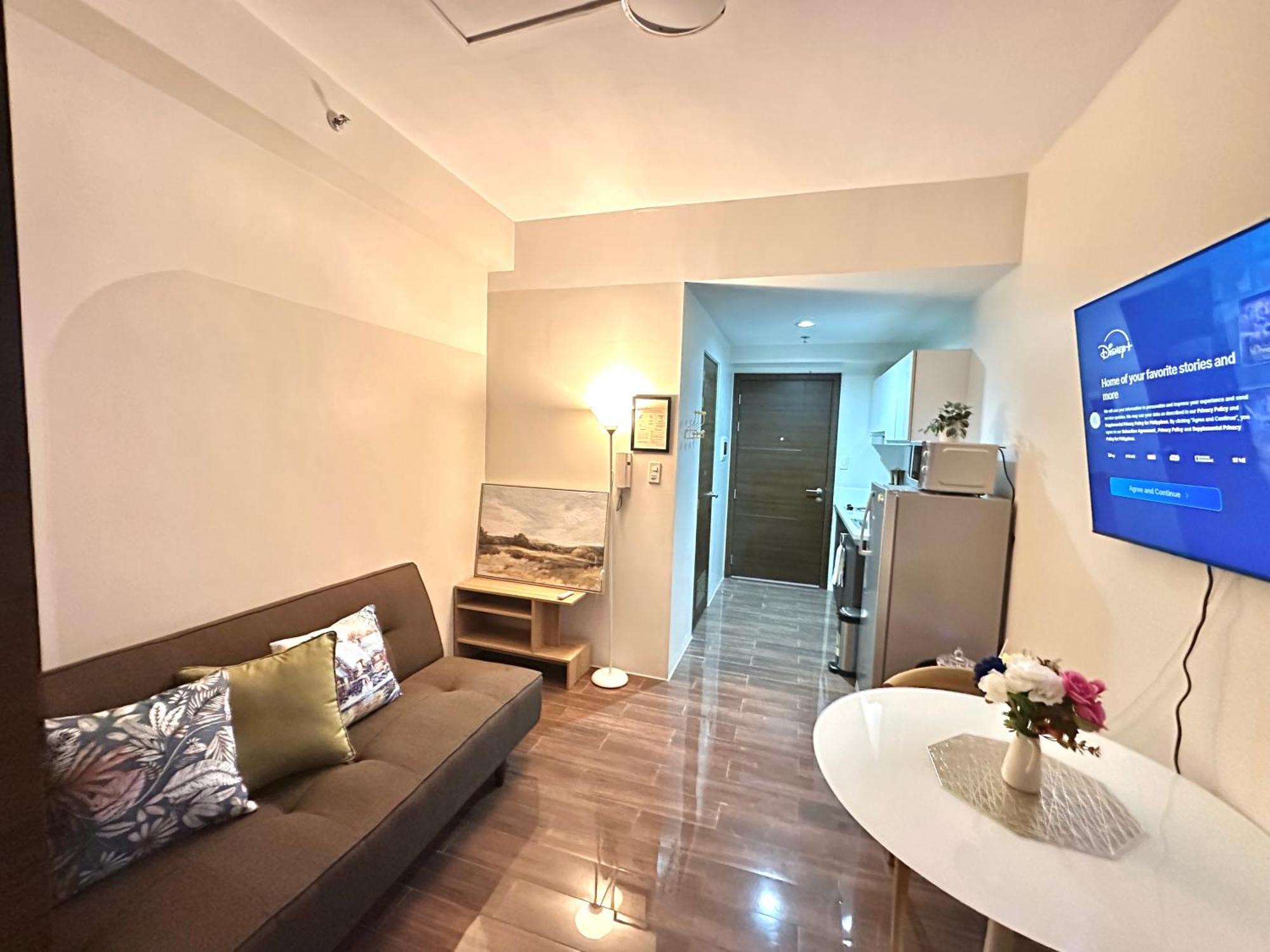 Comfy Makati Wifi, Netflix And Apartment