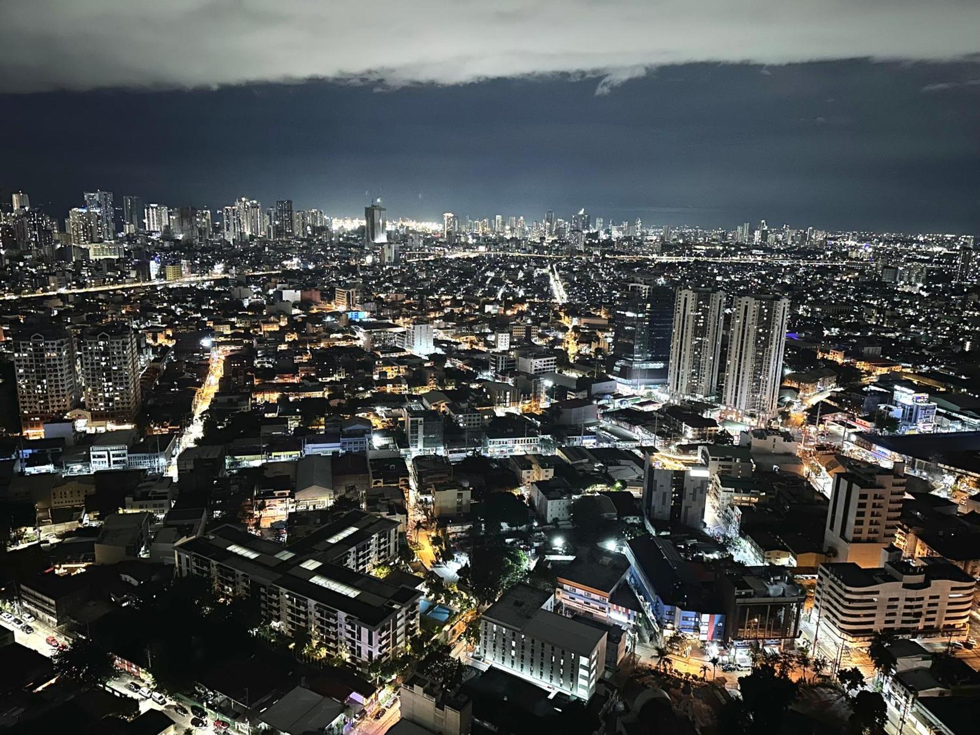 Comfy Makati Wifi, Netflix And Apartment